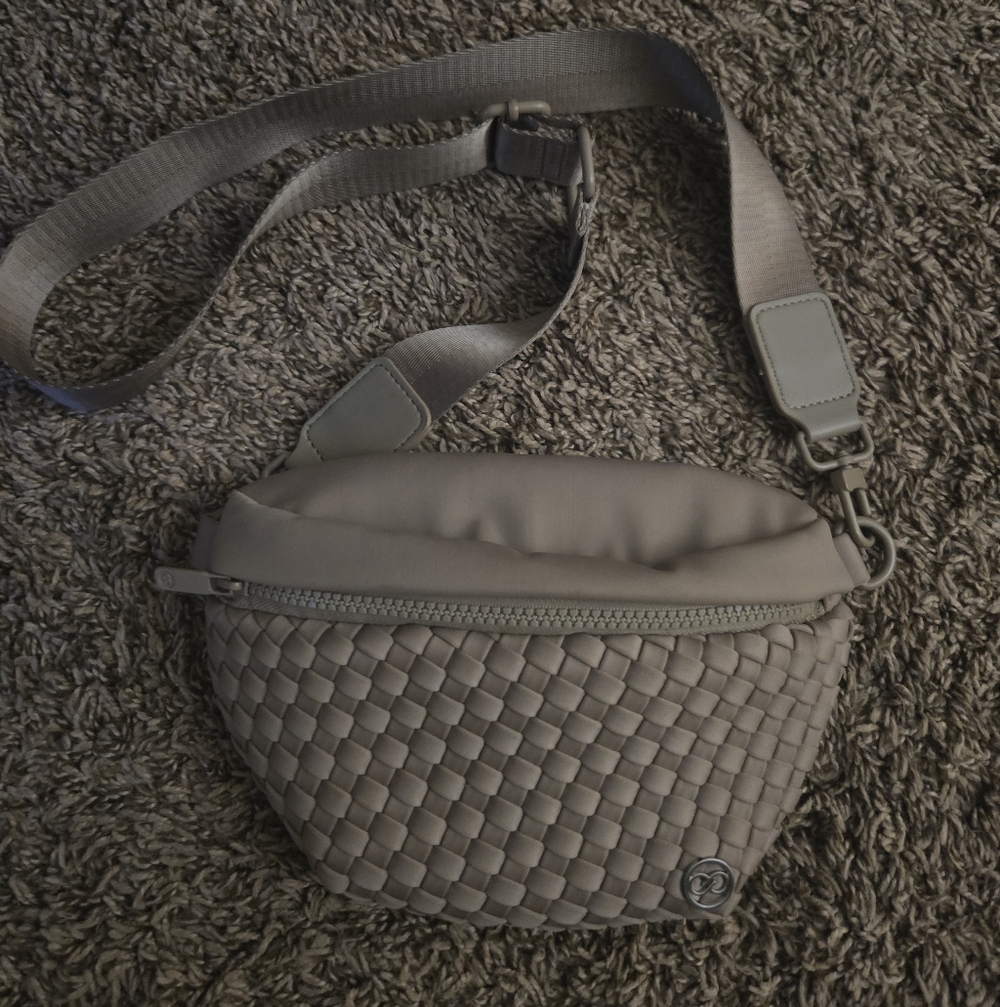 Crossbody Woven Belt Bag in Gray